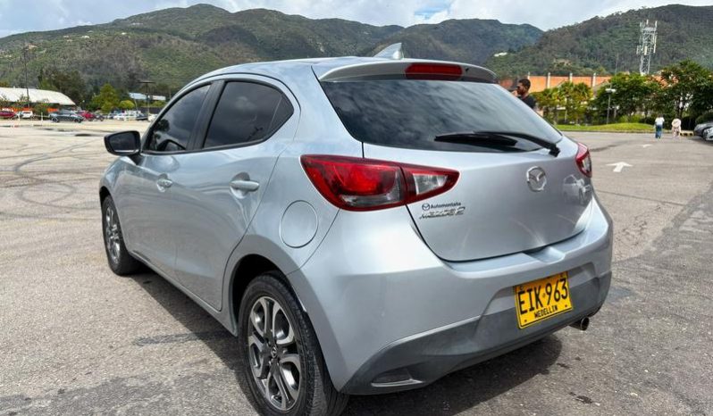 MAZDA 2 lleno