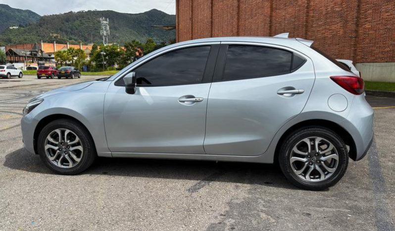 MAZDA 2 lleno
