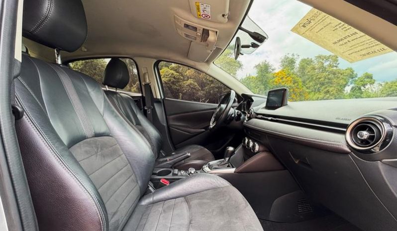 MAZDA 2 lleno