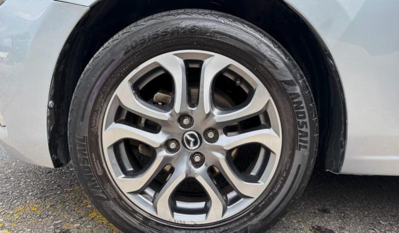 MAZDA 2 lleno