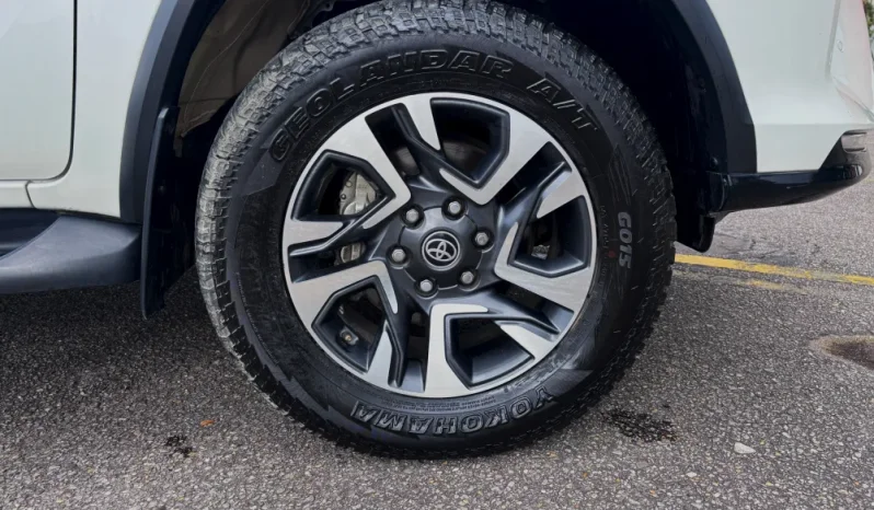 TOYOTA FORTUNER (2) (FL) 4.0L SRX TP 4000CC 7AB 4X4 TC lleno