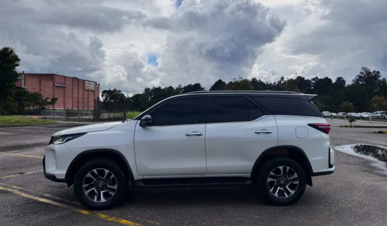 TOYOTA FORTUNER (2) (FL) 4.0L SRX TP 4000CC 7AB 4X4 TC lleno