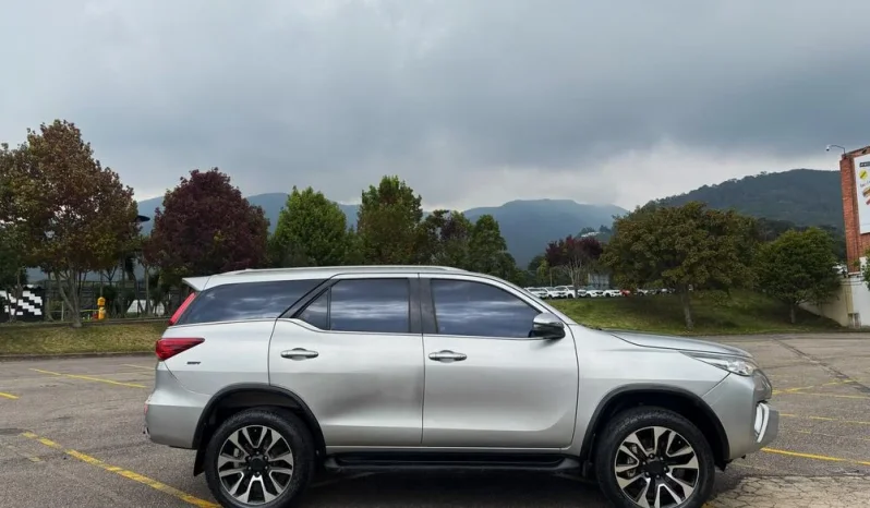 TOYOTA FORTUNER (2) 2.4L STREET TP 2400CC TD 4X2 EURO IV lleno