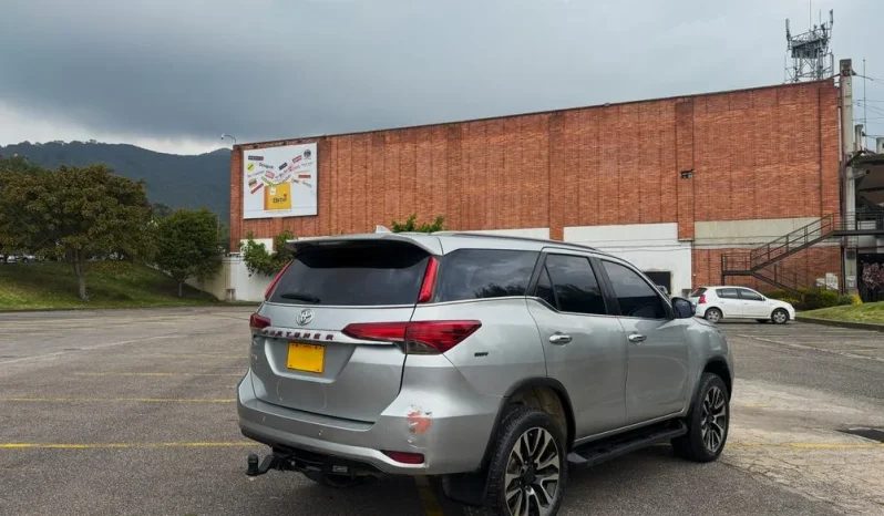 TOYOTA FORTUNER (2) 2.4L STREET TP 2400CC TD 4X2 EURO IV lleno