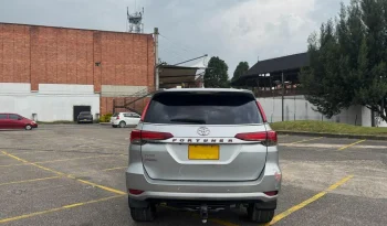 TOYOTA FORTUNER (2) 2.4L STREET TP 2400CC TD 4X2 EURO IV lleno