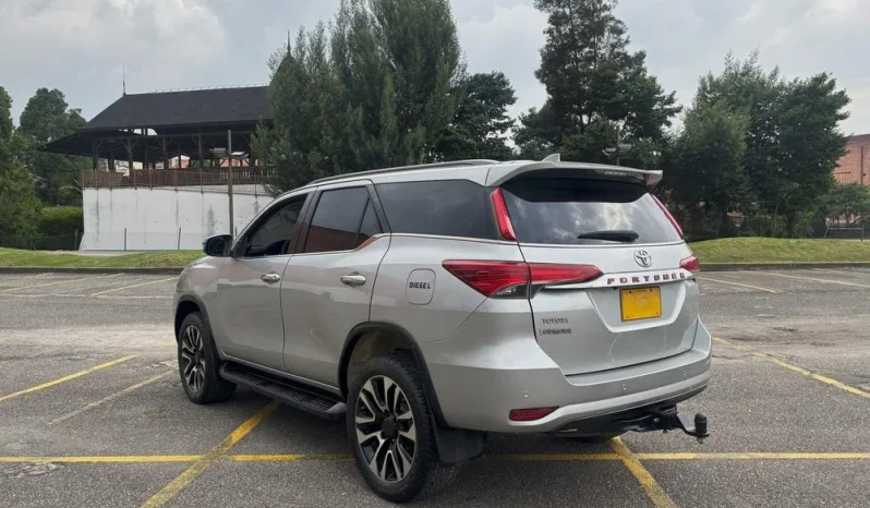 TOYOTA FORTUNER (2) 2.4L STREET TP 2400CC TD 4X2 EURO IV lleno