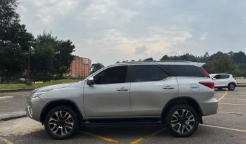 TOYOTA FORTUNER (2) 2.4L STREET TP 2400CC TD 4X2 EURO IV lleno