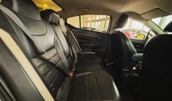 NISSAN VERSA (2) EXCLUSIVE AT 1600CC TC RIN 17 lleno