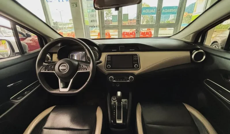 NISSAN VERSA (2) EXCLUSIVE AT 1600CC TC RIN 17 lleno