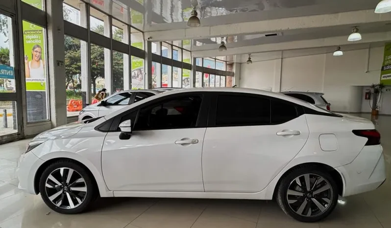 NISSAN VERSA (2) EXCLUSIVE AT 1600CC TC RIN 17 lleno