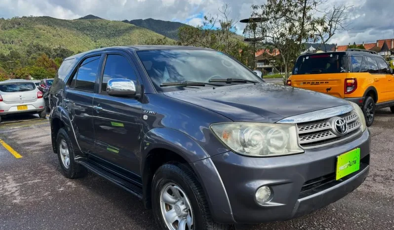 TOYOTA FORTUNER 2.7L AT 2700CC 4X2 lleno