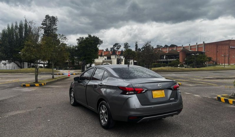 NISSAN NISSAN VERSA (2)SENSEAT 1600CC RIN 15 lleno