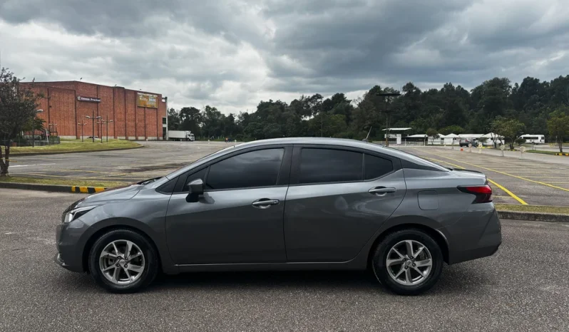 NISSAN VERSA (2)SENSEAT 1600CC RIN 15 lleno