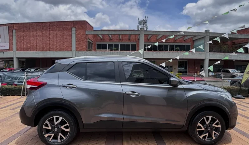NISSAN KICKS SENSE MT 1600CC R16 lleno